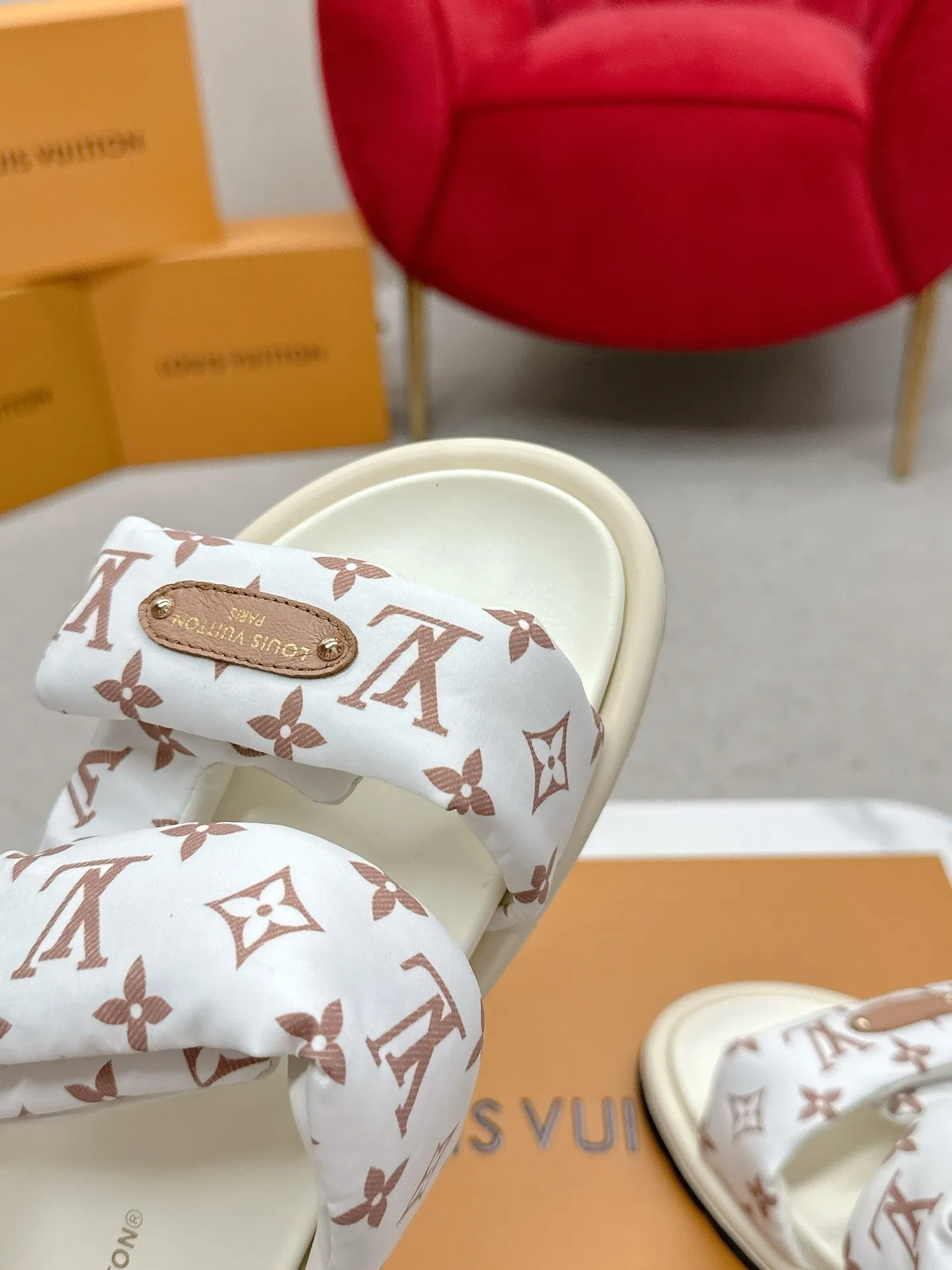 P340 yuan LV Louis Vuitton Full of high-end feel! A popular model among bloggers at home and abroad, it’s retro and fashionable, and looks stunning on your feet! Mainly recommended model on the official website★ ━━━━━ ЅᏇєєt ━━━━━ ▪️Upper: original calfskin ➕5D printing process ▪️Inner: imported mixed sheepskin ▪️Outsole: original molded foam outsole ▪️Size: Female 35-40 Men's 39-44 (women's 41 men's 45)